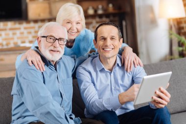 Kamera oğlu tablet kullanma süre gülümseyen güzel neşeli aile