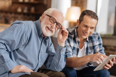Neşeli komuta sizde oğlu tablet kullanma poz