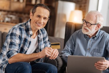 Genç adam banka kartı dizüstü kullanarak babası süre tutan