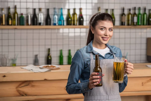 Oldukça olumlu garson barın yakınında duran counter ve bira holding — Stok fotoğraf