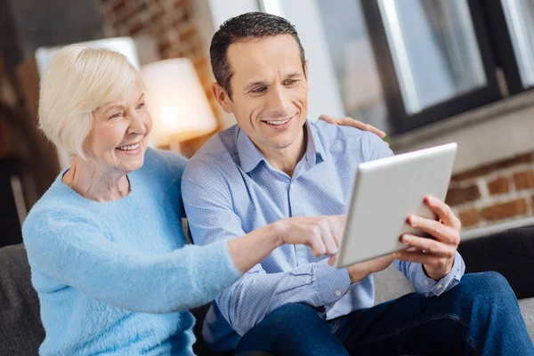 Charmante senior vrouw leren hoe te gebruiken tablet — Stockfoto