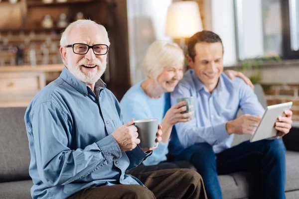 Kahve fincanı ile poz hoş yaşlı adam