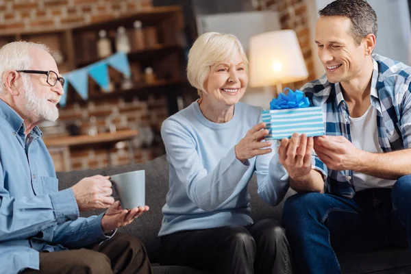 Milující syn dává dárek k narozeninám pro jeho starší matka — Stock fotografie