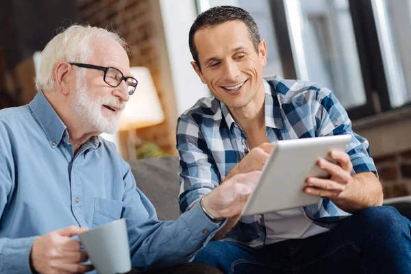Idős ember és a fia, online cikk megvitatása — Stock Fotó