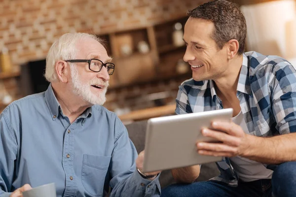 Vrolijke vader en zoon bespreken van recent nieuws — Stockfoto