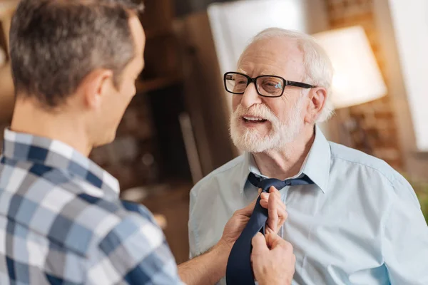 Syna vázací kravata otce senior — Stock fotografie