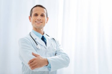 Portre pozitif erkek kişi işyerinde olmak
