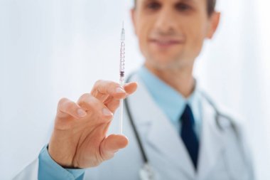 Bu holding şırınga erkek eli yakın çekim