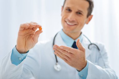 Resim üzerinde turuncu vitamini gösterilen odaklı
