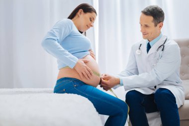 Olumlu memnun tıbbi işçi hastaya bakıyor