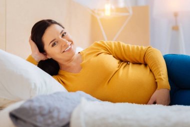 Gelecekte anne yatakta yatıyordu büyüleyici portre