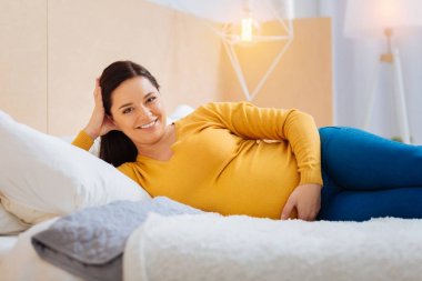 Esmer kadın dinlenme pozitif memnun