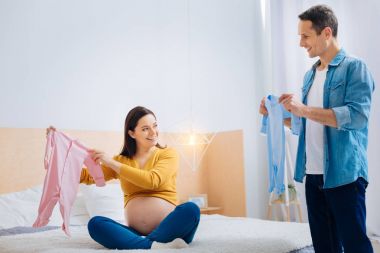 Olumlu memnun genç aile birlikte vakit