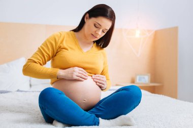 Karnı masaj özenli genç kadın