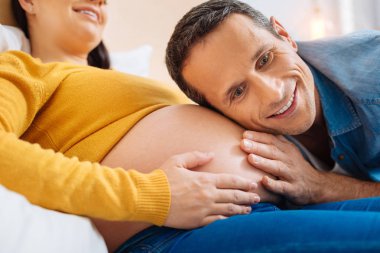 Mutlu gelecek babası eğilerek başına karın