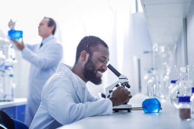 Çalışma mutlu akıllı bilim adamı