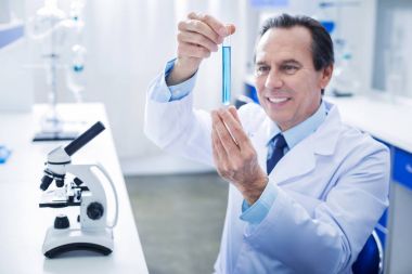 test tüpü mavi sıvı ile