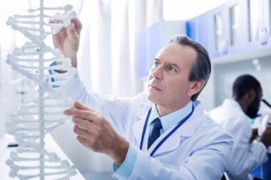 Genom eğitim akıllı erkek bilim adamı