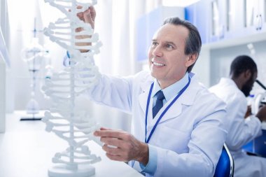 Neşeli erkek genetikçi Dna modeli arıyorum