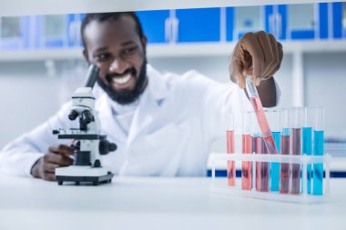 Seçici odak pembe sıvı ile tüp bebek