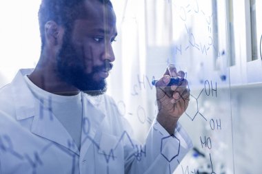 Kimya öğrenmek akıllı yakışıklı adam