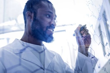 Neşeli iyi adam formül arıyor