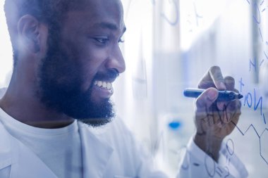 Mutlu bir erkek kimyager portresi