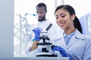 gülümseyerek olumlu genç kadın