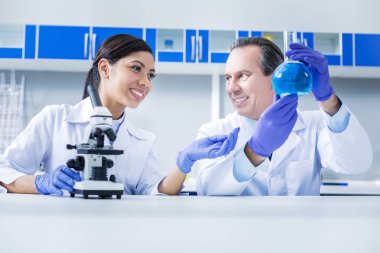 Şişeye arayan memnun güzel kadın