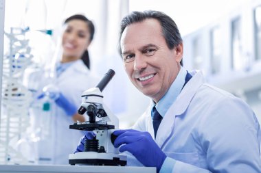 Mikroskop tutan güzel mutlu adam