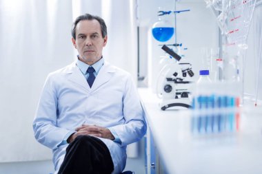 Ciddi profesyonel doktor hastanede çalışmak