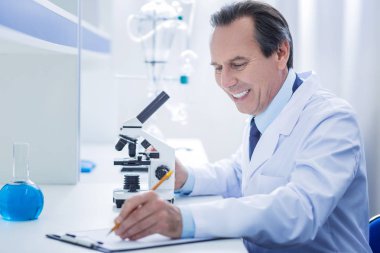 Mutlu pozitif biyolog gözlemlerini yazma