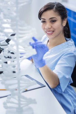 İnsan DNA'sı eğitim pozitif genç kadın