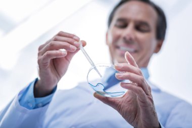 Mavi sıvı seçici odak