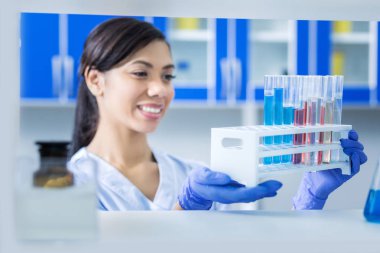 Laboratuarda çalışan neşeli pozitif kadın