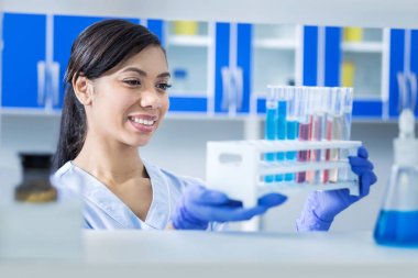 Test tüpleri tutan olumlu laboratuvar asistanı