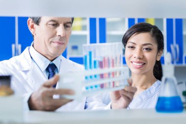 Çok mutlu güzel arkadaşları birlikte çalışma