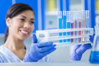 Gülümseyen mutlu memnun kadın