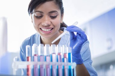 Tek kullanımlık eldiven giymiş mutlu güzel kadın