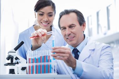 Akıllı deneyimli doktor test tüpleri holding