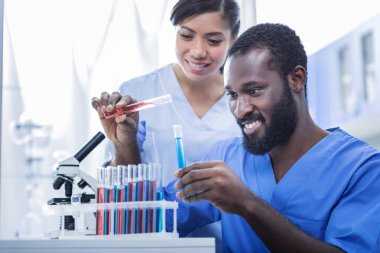 Çiftinde çalışma mutlu pozitif bilim adamı