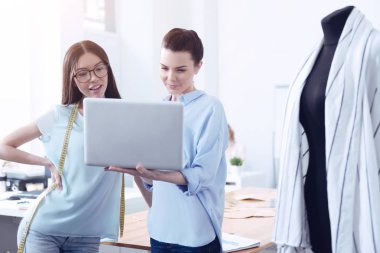 Vicdanlı yönetmen onu işçi atelier içinde yardım