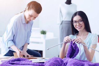 Bir atelier masada oturan iki samimi arkadaşları