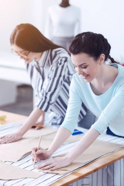 Dikiş patterns özetleyen sorumlu terziler