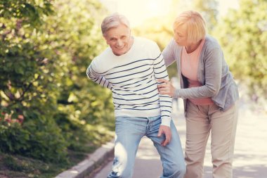 Üzgün yaşlı adam duygu ağrı