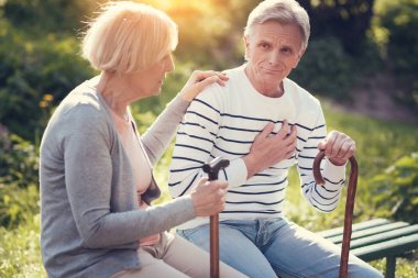 Bankta oturan güzel yaşlı çift
