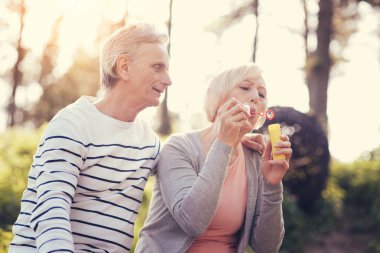 Sabun köpüğü üfleme mutlu yaşlı kadın