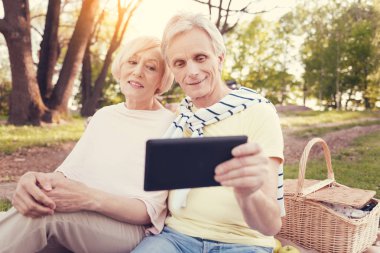 Bir tablet tutan olumlu iyi adam