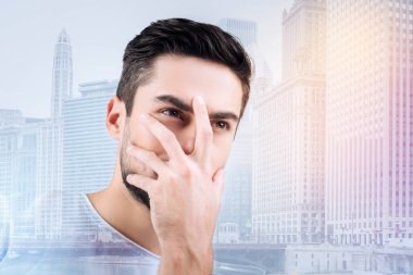 Düşünceli esmer adam dört gözle