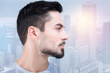 Yakışıklı sakallı modeli ayakta kentsel arka plan